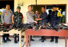Warga Dusun Bele Kembali Serahkan Puluhan Senpira dan Sajam Kepada Polres Flotim