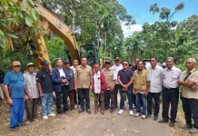 Bupati Flores Timur Tinjau Pengerjaan Ruas Jalan Desa Kawela Adonara