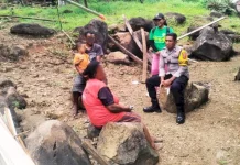 Polisi dan Nakes Lakukan Pemeriksaan Kesehatan Warga Laton Liwo