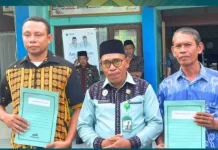 Kemenag Ende Serahkan Sertifikat Pendidik, Perkuat Profesionalisme Guru Daerah