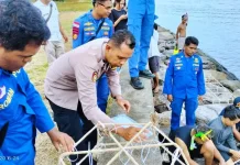 Polisi dan Warga Larantuka Tanam Media Terumbu Karang