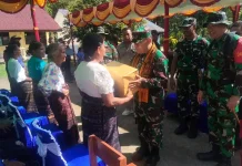 Satgas TMMD Ende Berbagi Bantuan untuk Warga