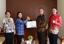 Guru Agama Kristen SDN Labuan Bajo 2 Terima Sertifikat Pendidik