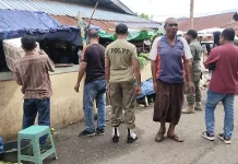 Satpol PP Tertibkan Lapak Pedagang Pasar Mbongawani Ende