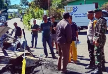 Sinergi Babinsa Koramil Ruteng dan Warga Bersihkan Puing Kebakaran Bengkel