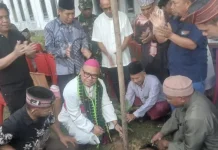 Kunjungi Boleng, Uskup Labuan Bajo Tanam Pohon dan Serahkan Hewan Kurban