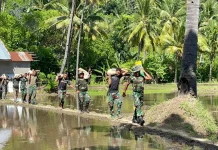 Sinergi TNI dan Warga Talibura Gotong Royong Percepat Pembangunan Jembatan
