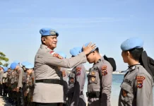 Kabidpropam Polda NTT Sematkan Baret Biru Personel Baru di Pantai Pasir Panjang