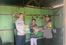 Lansia di Bajawa Terima Bantuan Polres Ngada