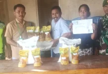 Babinsa Koramil Elar Kawal Penyaluran Bantuan Pangan Bagi Warga Kembang Mekar