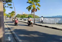Disiplin Pakai Helm, Warga Labuan Bajo Tuai Pujian Wisatawan