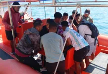 PHC Evakuasi Warga Pulau Komodo Penderita Stroke ke Labuan Bajo