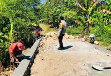 Kawal Transparansi Anggaran, Bhabinkamtibmas Pantau Proyek Jalan Tani Ongko Leba