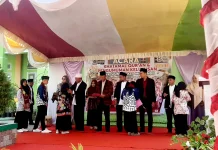 MIN 1 Ende Berikan Penghargaan kepada Siswa Berprestasi pada Acara Pelepasan