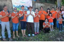 Umat Buddha Sikka Lepaskan Ikan Sambut Tri Waisak
