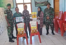 Babinsa Koramil Elar Kawal Penyaluran Bantuan Pangan Bulog di Manggarai Timur