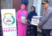 Kapolres Ende dan Ketua Bhayangkari Salurkan Bansos bagi Warga Pulau Ende