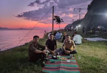 Nikmati Sunset di Pantai Ndao, Pengunjung Dorong Penataan Pedagang dan Parkir