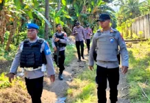 Patroli Jalan Kaki, Polres Flotim Perkuat Kedekatan dengan Warga
