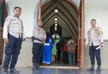 Polsek Titehena Amankan Misa Komuni Pertama di Lewolaga