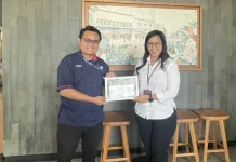 RRI Labuan Bajo Terima Penghargaan dari PT Pos Indonesia