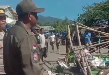 Satpol PP Diduga Represif, Puluhan Pedagang Alok Mengamuk di Kantor DPRD Sikka