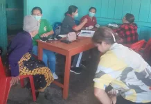 Babinsa Koramil Ruteng Dampingi Cek Kesehatan Gratis bagi Warga Kelurahan Pitak