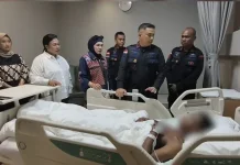 Dansat Brimob Polda NTT Jenguk Personel Korban Penikaman di Labuan Bajo
