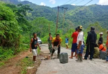 TNI Hadir di tengah Masyarakat, Gotong Royong Perbaiki Jalan Rusak