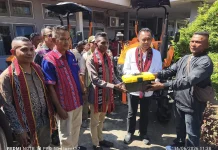 Bupati Flotim Antonius Doni Dihen Serahkan Alat dan Mesin Pertanian