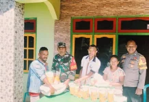 Babinsa Borong Dampingi Penyaluran Bantuan Pangan Bagi Warga Benteng Riwu