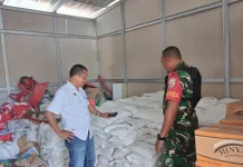 Babinsa Tinjau Kesiapan Penyaluran Bantuan Pangan di Huntara 3 Desa Konga