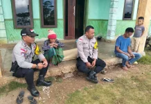 Bhabinkamtibmas Ruteng Intensifkan Patroli Dialogis, Ajak Warga Jaga Kamtibmas