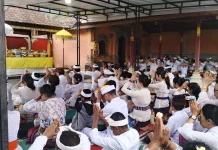 Umat Hindu Khidmat Rayakan Hari Raya Galungan di Pura Agung Waso Giri Natha Ruteng