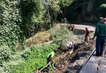 Warga Boru Gotong Royong Perbaiki Pipa Air Bersih yang Rusak