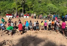 Babinsa dan Warga Gotong Royong Bangun Pondasi Jembatan Merah Putih di Lembata
