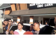 Warga Antusias Menyambut Kedatangan Wapres Gibran di Pasar Mbongawani