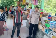 Bhabinkamtibmas Pantau Harga Sembako di Pasar Jerebuu