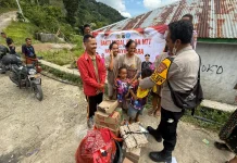 Polsek Kuwus Tembus Jalan Rusak Salurkan Bantuan bagi Lansia Korban Kebakaran