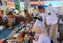 Kader Pasar Aimere Periksa Produk Pangan lewat Uji CEK KLIK