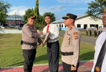 Kapolres Ende Beri Reward Personel Berprestasi dalam Upacara Resmi