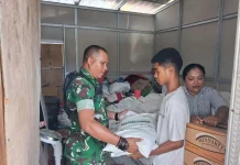 Babinsa Dampingi Penyaluran Bantuan Pangan di Huntara Flores Timur