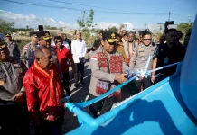 Kapolda NTT Resmikan Enam Sumur Bor dan Salurkan Bansos Warga