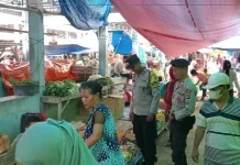 Polsek Riung Pantau Harga Sembako di Pasar Mingguan
