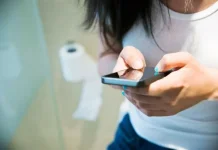 Awas, Kebiasaan Main Ponsel di Toilet Bisa Picu Wasir di Usia Muda