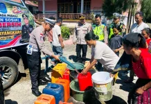 Polres Ngada Salurkan 30 Ribu Liter Air Bersih untuk Warga Naru