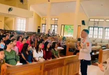 Polres Flotim Layani Misa lewat Koor dan Terapi Spiritual