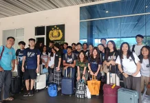 Mahasiswa National University of Singapure Tanam 100 Pohon di SMKN 7 Moni