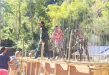 Sinergi Babinsa Lembor dan Warga Bangun Jembatan Gantung Penghubung Dua Desa