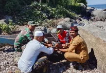 Babinsa Bersama Warga Hijaukan Pesisir Desa Terong lewat Penanaman Mangrove